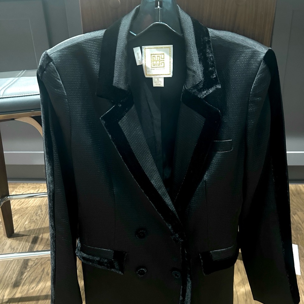 Chic Black Velvet-Trimmed Women's Blazer by Emily McCarthy - Picture 6 of 11